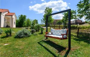 Zahrada ubytování Two-Bedroom Holiday Home In Rakotule
