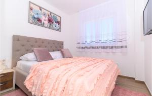 Posteľ alebo postele v izbe v ubytovaní Awesome Apartment In Seget Donji