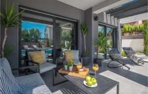 un patio con una mesa y copas de vino en 3 Bedroom Gorgeous Home In Medulin, en Medulin