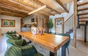 Khu vực ghế ngồi tại Beautiful Home In Barlete With Wifi
