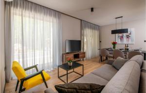 un soggiorno con divano e sala da pranzo di Amazing Home In Labin With Sauna a Labin