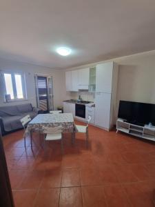 a kitchen and living room with a table and chairs at Case Vacanze Matteotti di Scilla in Scilla +6 photos