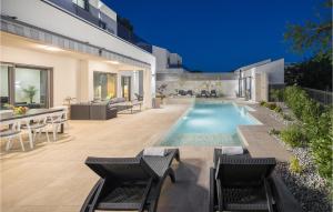 an image of a house with a swimming pool at Cozy Home In Banjole With Wifi in Banjole