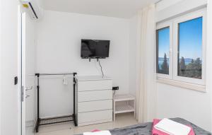 Televízia a/alebo spoločenská miestnosť v ubytovaní Gorgeous Apartment In Seget Donji