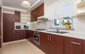 Kuchyňa alebo kuchynka v ubytovaní 3 Bedroom Stunning Apartment In Icici