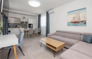 Η κουζίνα ή μικρή κουζίνα στο Beautiful Home In Vir With Sauna