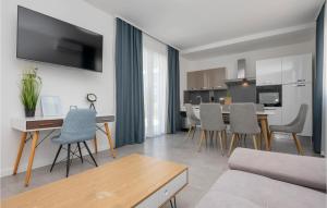 Η κουζίνα ή μικρή κουζίνα στο Beautiful Home In Vir With Sauna
