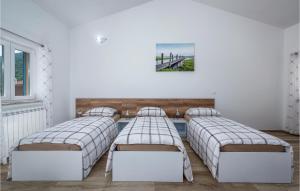 Posteľ alebo postele v izbe v ubytovaní 3 Bedroom Amazing Home In Plomin