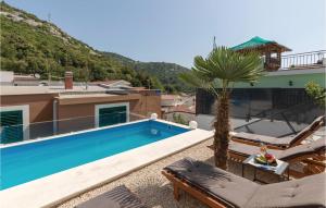 ein Swimmingpool auf dem Dach eines Hauses in der Unterkunft Four-Bedroom Apartment In Klek in Klek