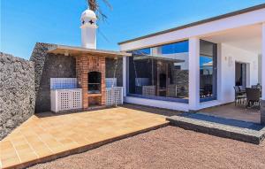 Una casa con un patio con un faro encima. en Amazing Home In Playa Blanca With Sauna, en Playa Blanca