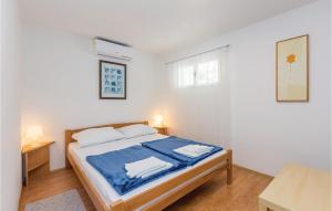 Postel nebo postele na pokoji v ubytování 1 Bedroom Amazing Apartment In Krk
