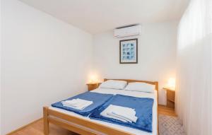 Postel nebo postele na pokoji v ubytování 1 Bedroom Amazing Apartment In Krk
