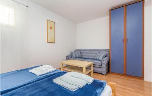 Postel nebo postele na pokoji v ubytování 1 Bedroom Amazing Apartment In Krk