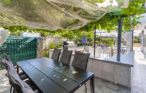 Patio nebo venkovní prostory v ubytování Beautiful Home In Gajana With Jacuzzi