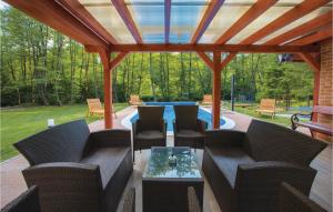 Χώρος καθιστικού στο Awesome Home In Brestovac With Sauna