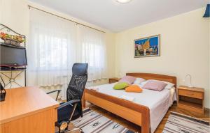 Ένα ή περισσότερα κρεβάτια σε δωμάτιο στο Nice Apartment In Rijeka With Wifi