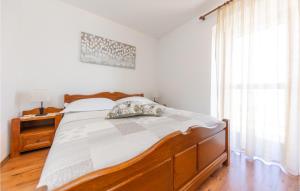 Postel nebo postele na pokoji v ubytování Cozy Home In Seget Donji