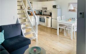 フリードリッヒシュコオクにあるAwesome Apartment In Friedrichskoogのソファとテーブルとキッチンのあるリビングルーム