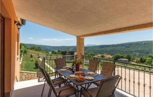 GrubineにあるHoliday Home Ricice 09の眺めの良いバルコニーにテーブルと椅子が置かれている