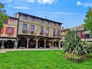 Vonkajšia záhrada v ubytovaní Hôte Labyrinthe sur la place chambres d, hôtes , calme ,Netflix