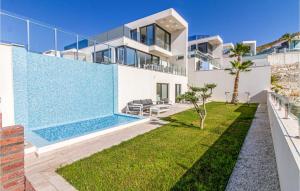 ein Haus mit einem Pool neben einem Hof in der Unterkunft Lovely Home In Finestrat With Wifi in Finestrat