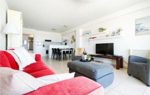Ruang duduk di 2 Bedroom Lovely Apartment In Oostende
