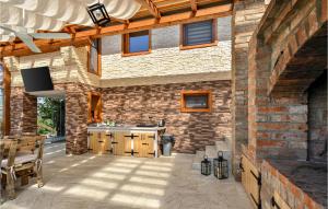 an outdoor patio with a brick wall and a kitchen at Stunning Home In Donja Poljana in Donja Poljana