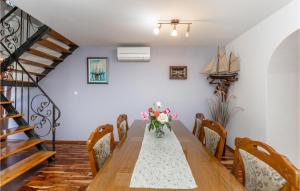 Posezení v ubytování Cozy Home In Seget Donji