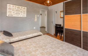 Posteľ alebo postele v izbe v ubytovaní 2 Bedroom Gorgeous Home In Karlobag