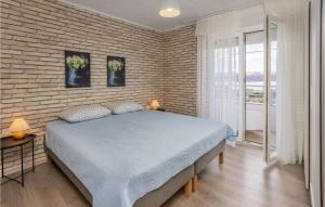 Posteľ alebo postele v izbe v ubytovaní 2 Bedroom Gorgeous Home In Karlobag
