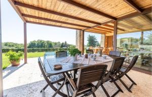 Volpago del MontelloにあるVista Dai Colliのパティオにある木製のテーブルと椅子