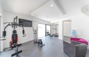 Posilňovňa alebo fitness centrum v ubytovaní Nice Home In Okrug Gornji With Sauna