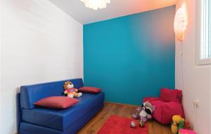 Ein Sitzbereich in der Unterkunft Four-Bedroom Apartment In Klek