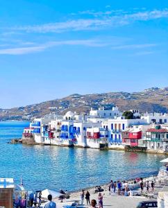 ミコノス・シティにあるAphrodite Suite next to the Windmills of Mykonosの海岸の白青の建物群 +23枚の写真