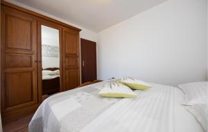Postel nebo postele na pokoji v ubytování Cozy Home In Seget Donji