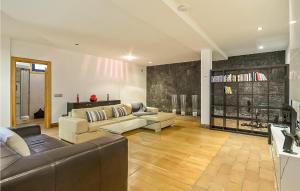 una sala de estar con un sofá y una mesa en Amazing Home In Playa Blanca With Sauna, en Playa Blanca