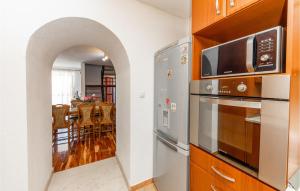 Kuchyň nebo kuchyňský kout v ubytování Cozy Home In Seget Donji