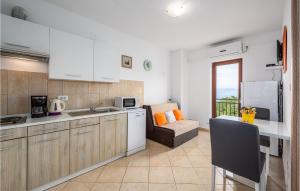 Kuchyňa alebo kuchynka v ubytovaní Cozy Apartment In Labin With Sauna