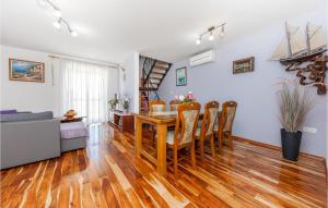 Posezení v ubytování Cozy Home In Seget Donji