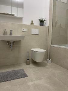 ミュンヘンにあるLuxury City Apartment in Munichのトイレ、洗面台、浴槽を備えたバスルーム +24枚の写真