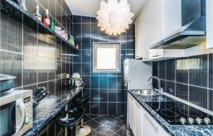 Küche/Küchenzeile in der Unterkunft Four-Bedroom Apartment In Klek