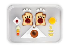 una lonchera con tostadas con una cara hecha de comida en ibis budget Remiremont, en Remiremont