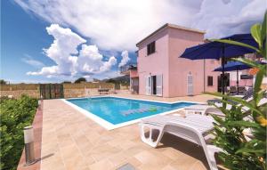 Bazén v ubytovaní Three-Bedroom Holiday Home In Kastel Sucurac alebo v jeho blízkosti