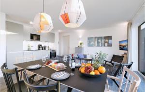 レンブルッフにあるPenthouse Comfortのダイニングルーム、キッチン(フルーツの盛り合わせ付きのテーブル付)