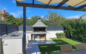 Vonkajšia záhrada v ubytovaní Eight-Bedroom Holiday Home In Kastel Novi