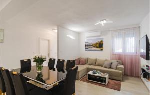 un soggiorno con un divano e un tavolo di Amazing Apartment In Obrovac Sinjski a Obrovac Sinjski