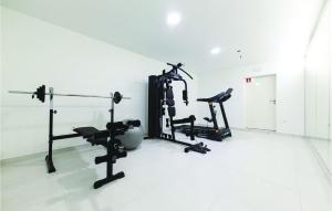 Fitness centrum a/nebo fitness zařízení v ubytování Eight-Bedroom Holiday Home In Kastel Novi