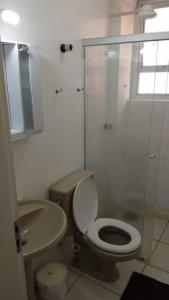 une salle de bain avec toilettes, lavabo et douche dans l'établissement Apartamento completo para até 9 pessoas, à Ribeirão Preto 17 autres photos