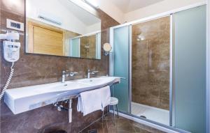 ヴァンタシチにあるBeautiful Home In Turcic With Wifiの洗面台とシャワー付きのバスルーム