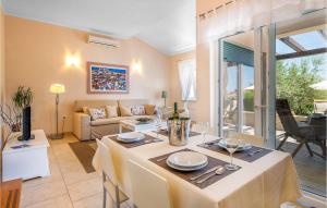 Χώρος καθιστικού στο Gorgeous Home In Liznjan With Wifi